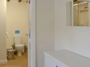 4 bedroom accommodation in Standon - Image 3