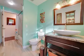 Charming Unit w/ Deck ~ 3 Mi to Lake Washington! - Image 3