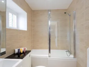 3 bedroom accommodation in Ventnor - Image 2