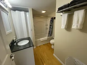 Droit sur la route principale 2 Chambre 1 salle de bain. AC, Câble, Wifi - Image 3