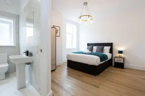 NEW Spacious Flat Ideal for Business Sleeps 4 - Image 2
