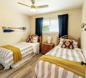 Cozy Bay Cottage private yard blocks from beach! - Image 3