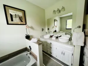 Tranquil 12-Acre Luxury Farmhouse Between The Ark & Creation Museum - Image 5
