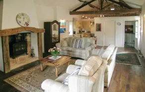 Cottage set in grounds of 25 acres with lake - Image 4