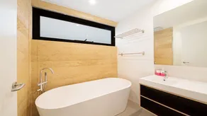 Beachfront accommodation, stroll to shops - Image 2