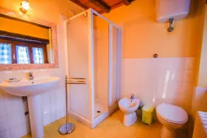 House with private pool in Umbria, 90 kms northern Rome. 6 bedrooms. - Image 2