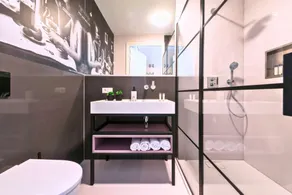 Apartamento exclusivo com cozinha e casa de banho privativas, inspirado na arte abstrata de Lena Mil - Image 3