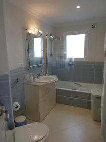 Vacker högkvalitativ 2 säng, 2 badkar, stor terrass med fantastisk utsikt - Image 3