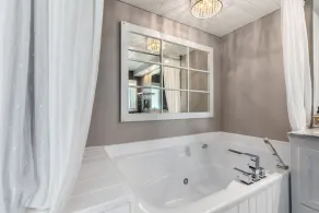 Stunning 4 Bedroom Lake Home close to everything!! - Image 5
