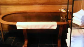Hand-Scribed Log Home Pet-friendly, Hot Tub, AC, WIFI, Seasonal River Access - Image 3