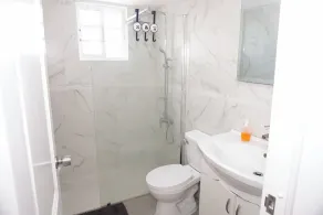 Large 3 bedroom, 2 bathroom property conveniently located steps from the beach. - Image 3