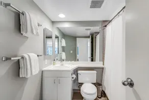 Condo with amazing views, shared pool, hot tub, gym- near downtown - Image 4