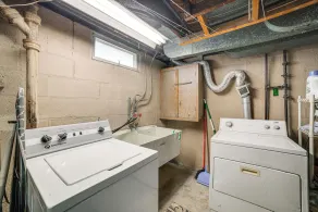Spacious & Peaceful Suburban Home in Lansing! - Image 2