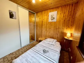 Chalet cosy en bordure de forêt avec wifi, terrasse et équipements complets à Rochesson - Image 4