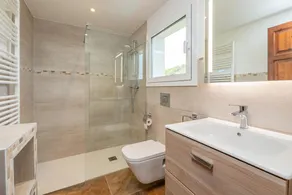 Apartment with community pool and sea view - Image 2