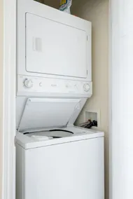 DT~Free Parking~Kitchen~Airport 10 min~ W/D~ WiFi - Image 2
