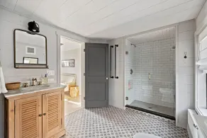 Maison rénovée avec accès à l'eau et équipée de commodités - Image 2