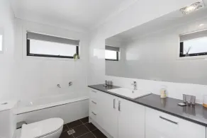 Family-Friendly 4-Bed Home with Courtyard - Image 2