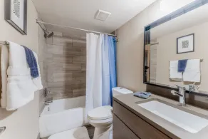 King bed 1BR close to Downtown w fast wifi w/ pool - Image 2
