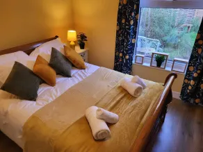 Stunning, Spacious & Lovely 2 bedroom House - Image 4