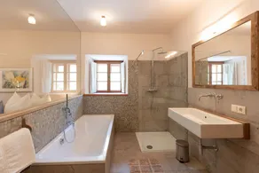 Romantic vacation apartment on a historic estate - Image 3