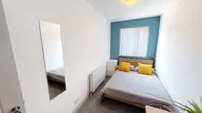 Stunning City Centre-Uni Town House - Image 5