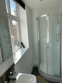 LOVELY DOUBLE BEDROOM NR GRAND HOTEL IN CENTRE - Image 3
