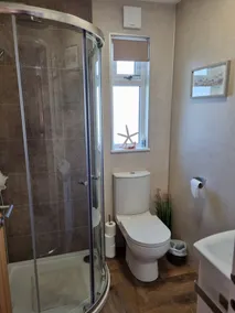 Captivatingly Stunning 2-Bed Chalet in Bridlington - Image 2