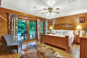8 acres of fun & relaxation in a beautiful Rock Cottage with a pool and hot tub - Image 4