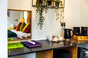 Charming double room courtyard view - Image 4