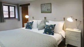 Spacious Converted Barn on a Flower Farm, Devon Countryside, Family Friendly - Image 4