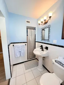 Stylish Intercoastal Blue Bungalow-3min. to Beach - Image 3