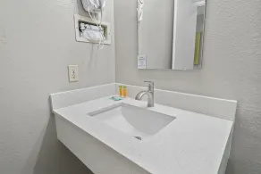 Travelers Inn Medford - Image 4