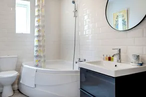 Panoramic Docklands Home - Image 2