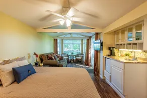 Private and Cozy Cottage with Spectacular Hilltop Views - Seasonal Pool &Hot tub - Image 3