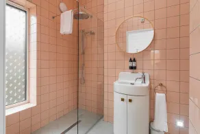 Private Hot Tub & Sauna, Walk to Beach, Ample Parking - Image 3