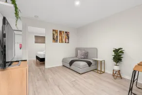 Bright 1-Bed Apartment with Garden Views - Image 5