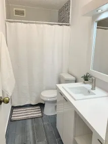 Stunning Studio w balcony for 2, 1 Queen Bed,1 Bathroom 5 mins to the beach - Image 2