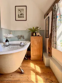 Charming 15th century cottage in elegant and historic Hingham - Image 3