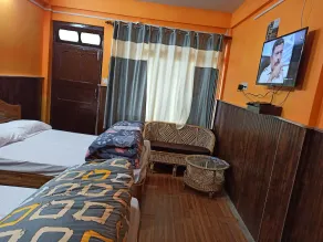 Maison avec chambre chez l'habitant. pépinière de fleurs de renommée mondiale et jungle de pins - Image 2