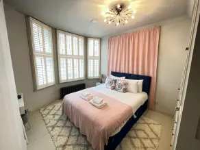 Stunningly Large Apartment Next to British Museum - Image 3