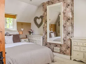 2 bedroom accommodation in Burley - Image 4