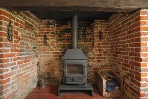 Quaint Village Location With Beautiful English Cottage Garden - Image 2