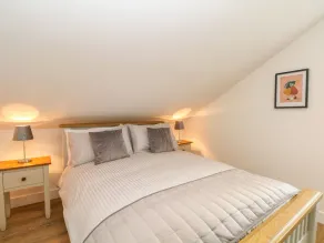 THE CROFT, romantic, character holiday cottage in Chorley - Image 5