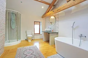 Farmhouse Sleeps 11 with Shared Pool - Image 2