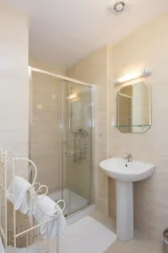 Elegant and spacious apartment in Dublin - Image 3