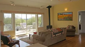 Comfy, Well-Appointed Guest House with a Beautiful View! - Image 5