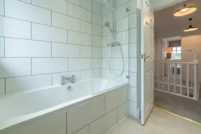 Une propriété bien proportionnée et élégamment meublée, avec parking privé. - Image 5