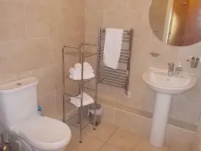 Modern Two Bed Apartment with Parking - Image 3