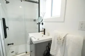 Christie Corner II: Quaint Apartment located in Desirable Port Dalhousie - Image 5